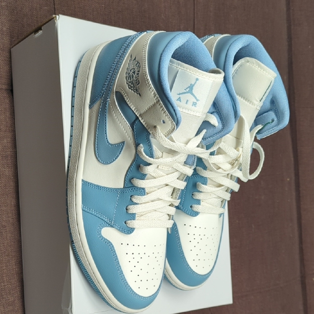Nike Air Jordan 1 Mid UNC University Blue Women's 12 Men's 10.5